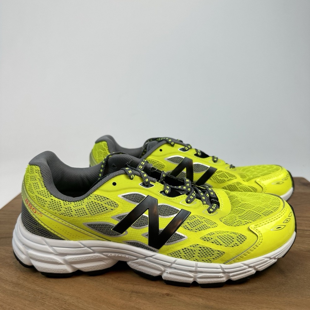 NIB Big Kids New Balance‎ 880 V5 Yellow Athletic Sneakers Shoes Size 5.5 Y